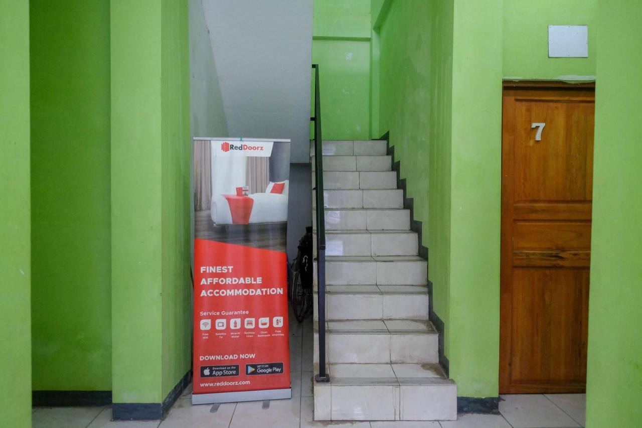 Wisma tamu Reddoorz Near Politeknik