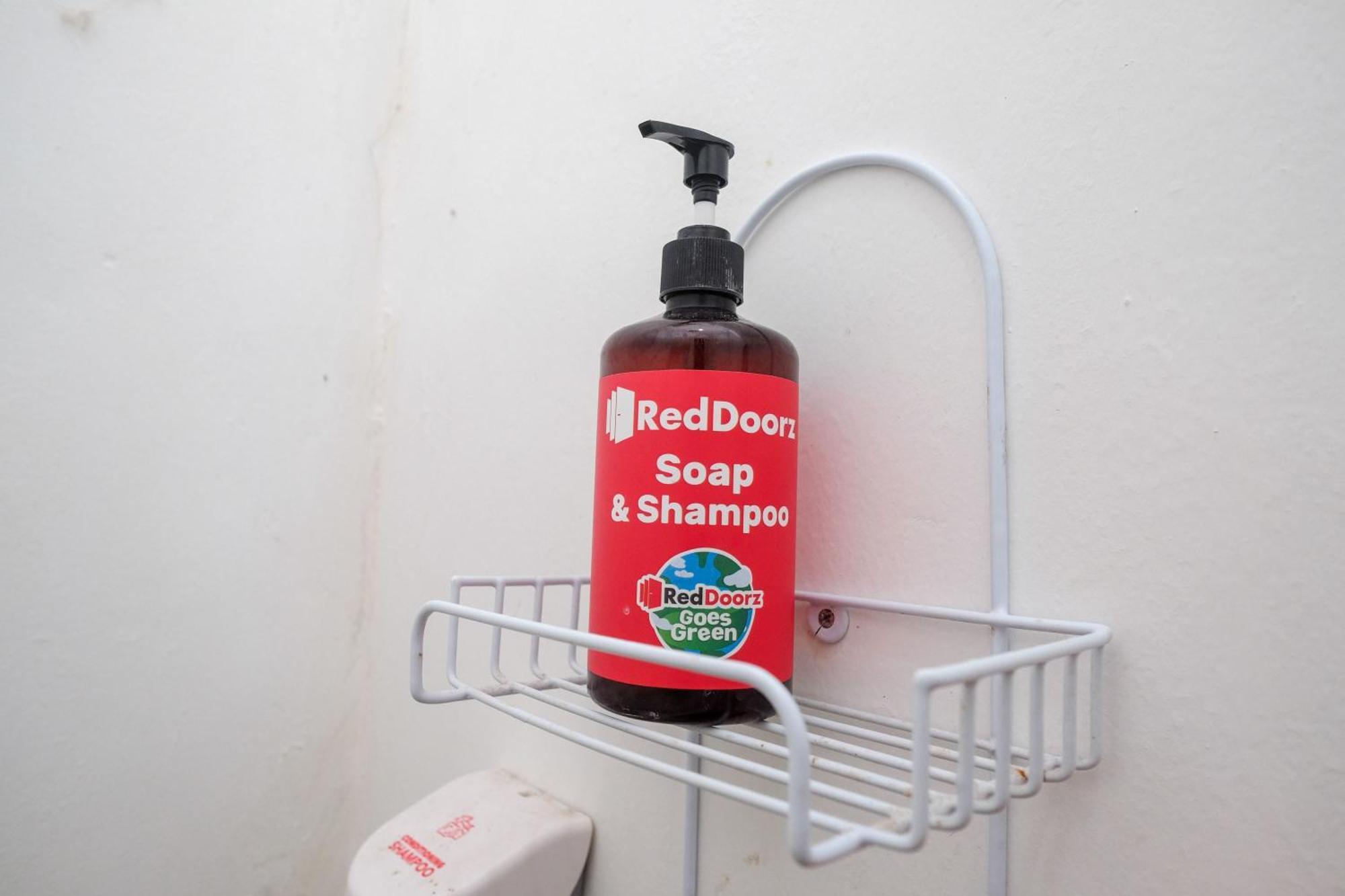 Reddoorz Near Politeknik Wisma tamu